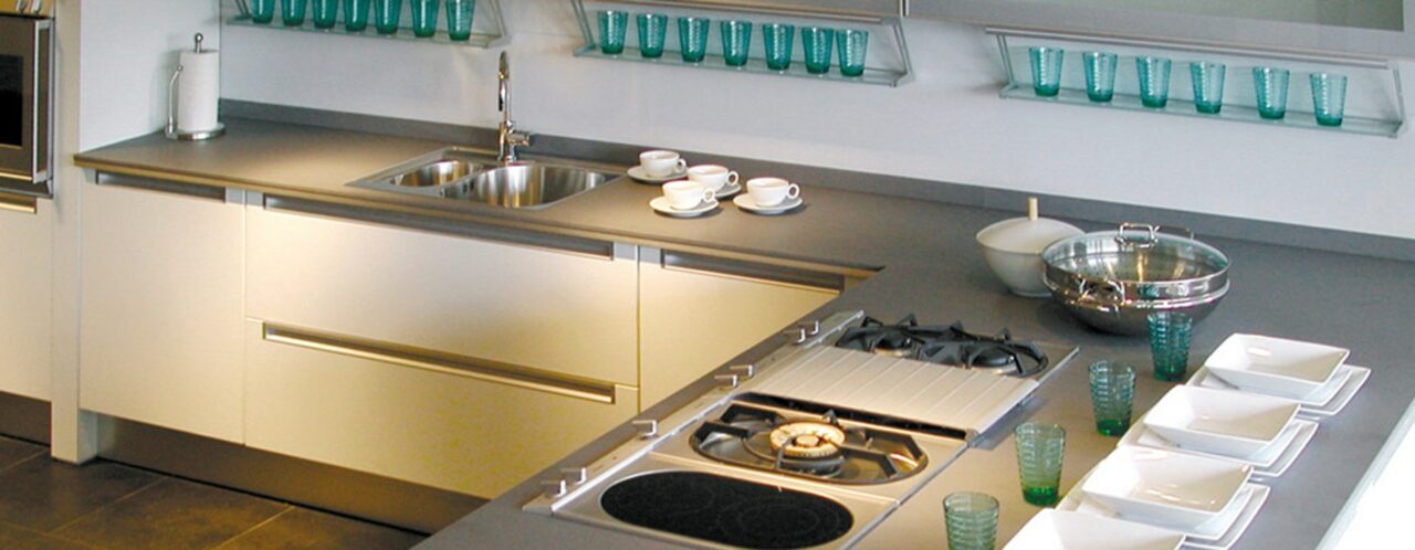 White kitchen with grey worktop in Caesarstone® Concrete