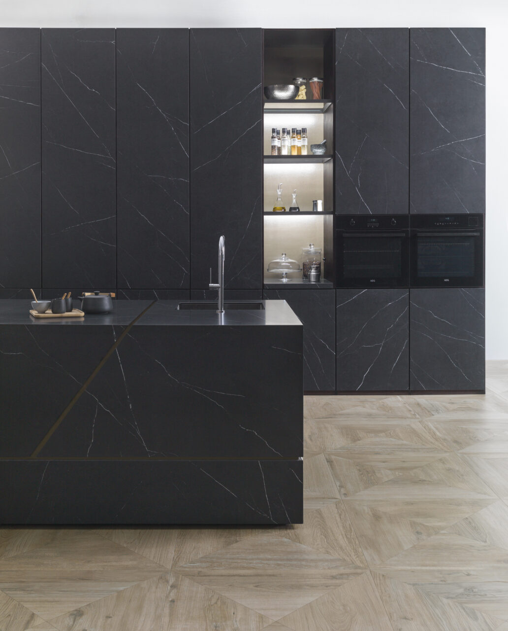 Kitchen with Porcelanosa XTONE surfaces in Liem Black