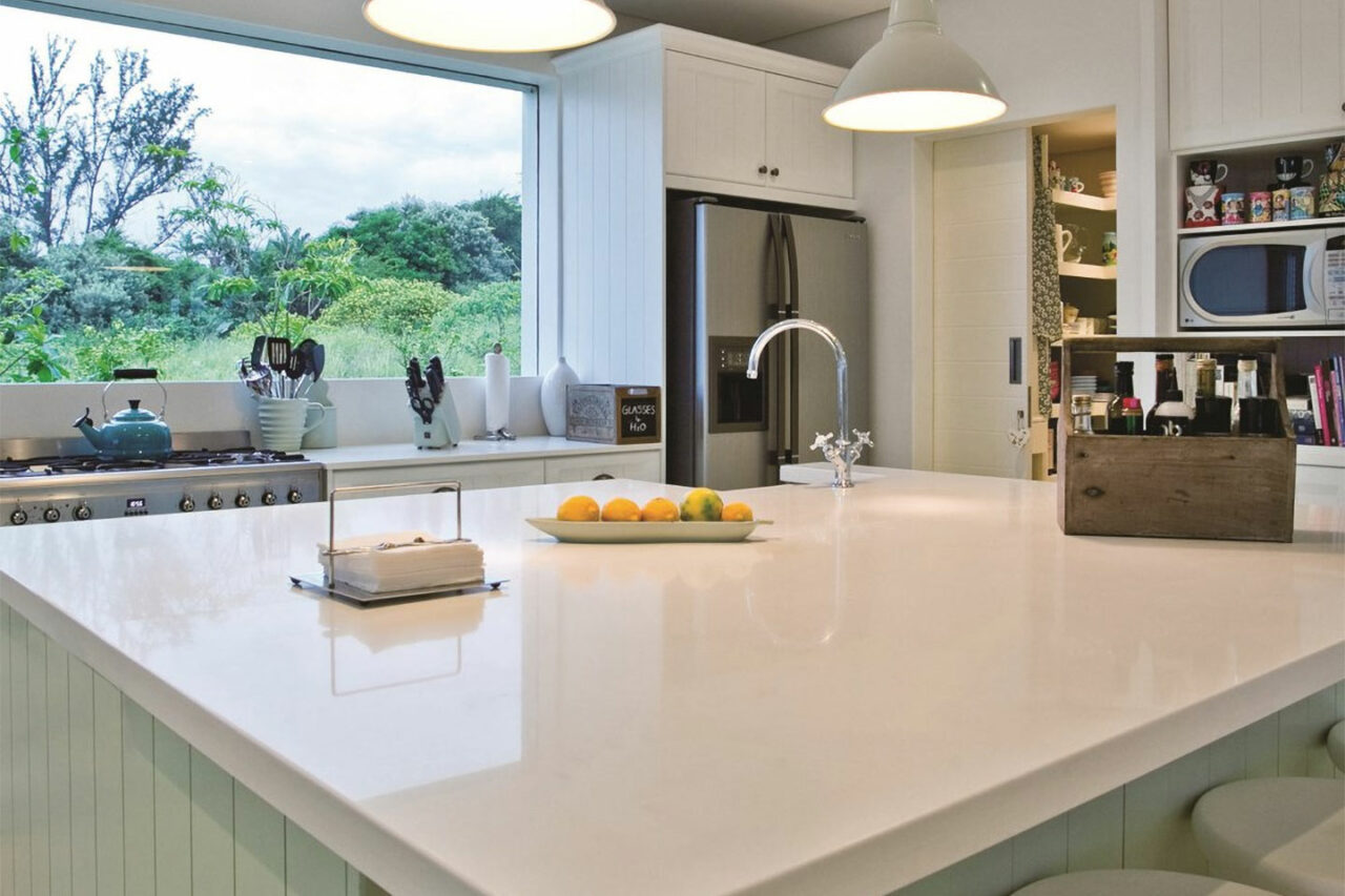 Kitchen with Caesarstone® worktops in Pure White
