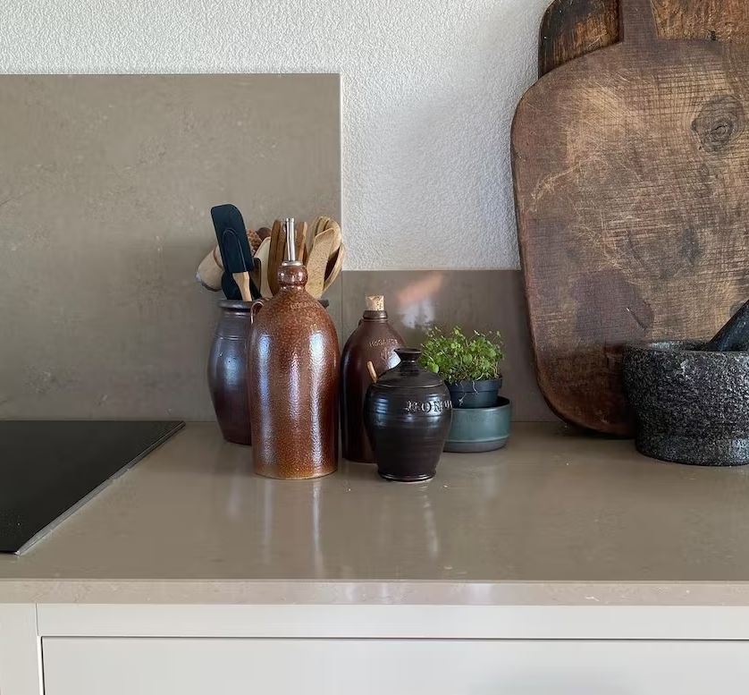 Kitchen with Silestone® quartz worktops in Coral Clay