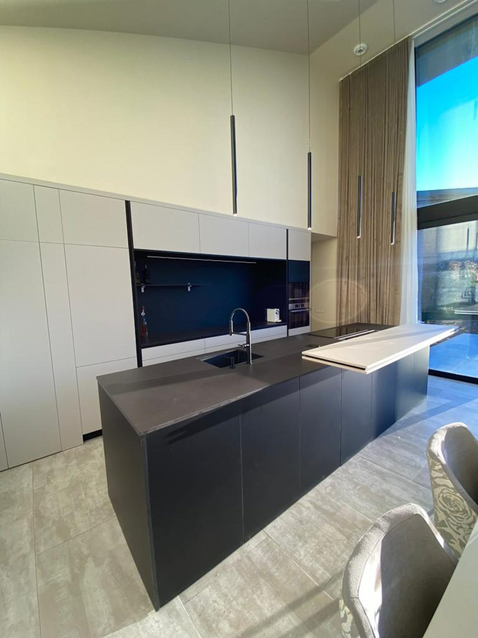 White kitchen with black worktop in Dekton® Domoos