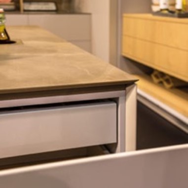 Kitchen with Neolith® kitchen countertop with a flute edge profile