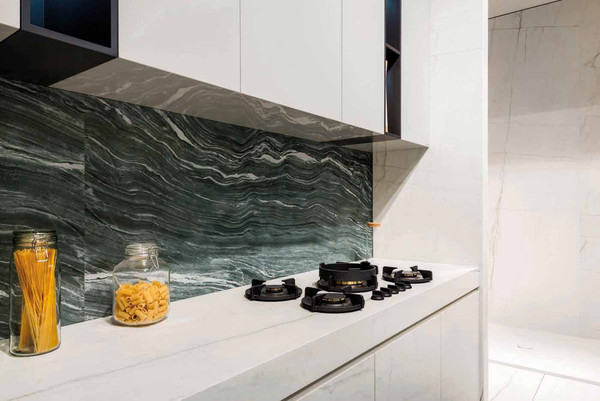 Kitchen with Neolith® worktops in Mont Blanc and splashbacks in Mar del Plata