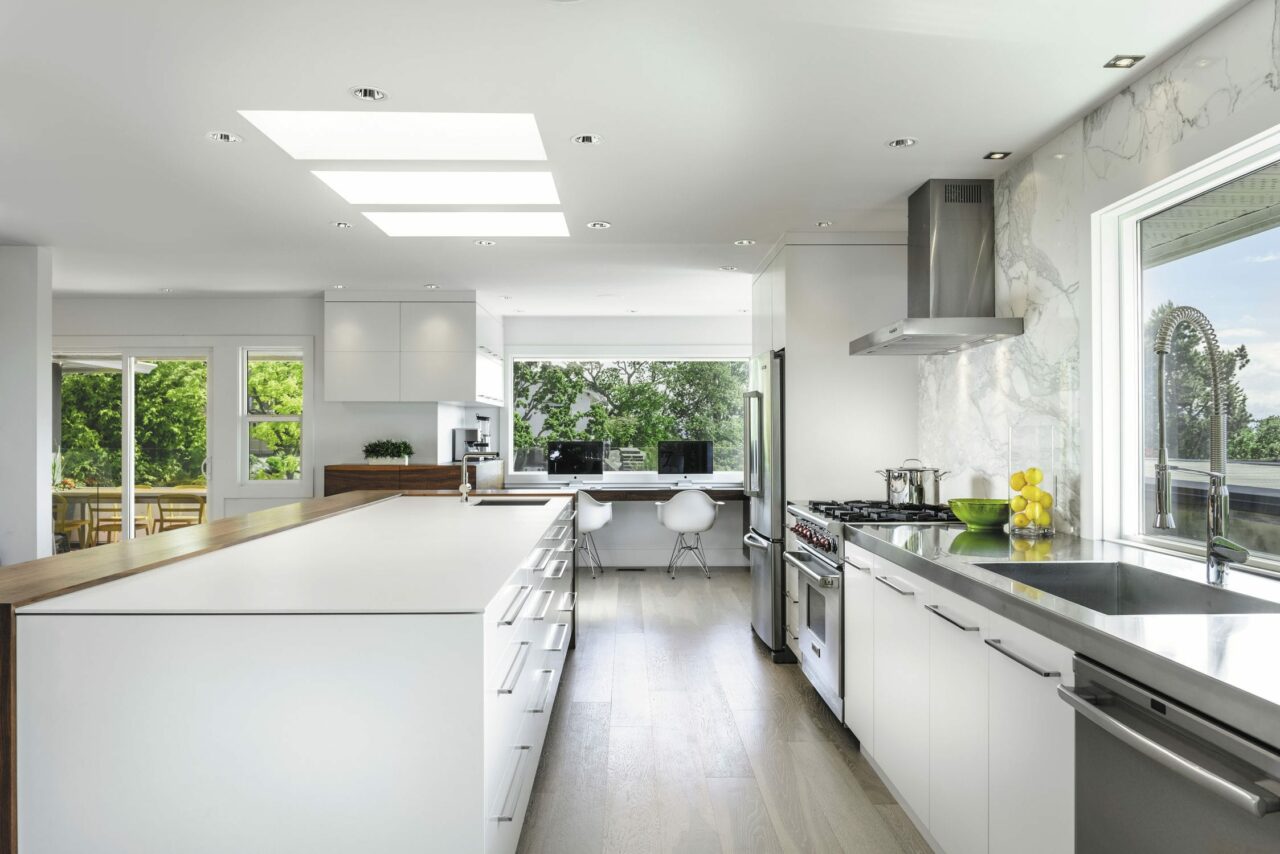 Kitchen with Neolith® countertops in Arctic White