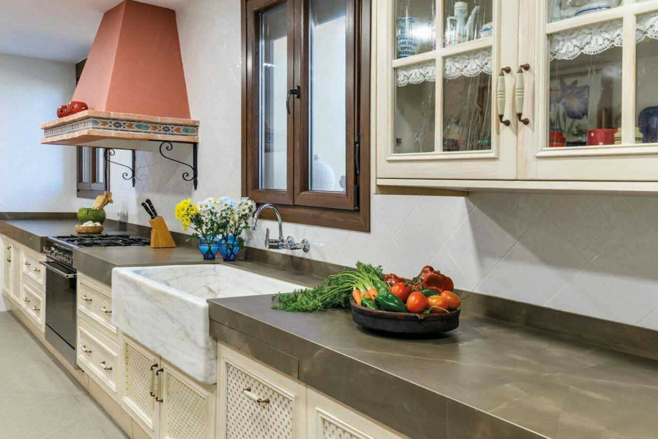 Cream kitchen with brown worktops with upstands in Neolith® Pulpis