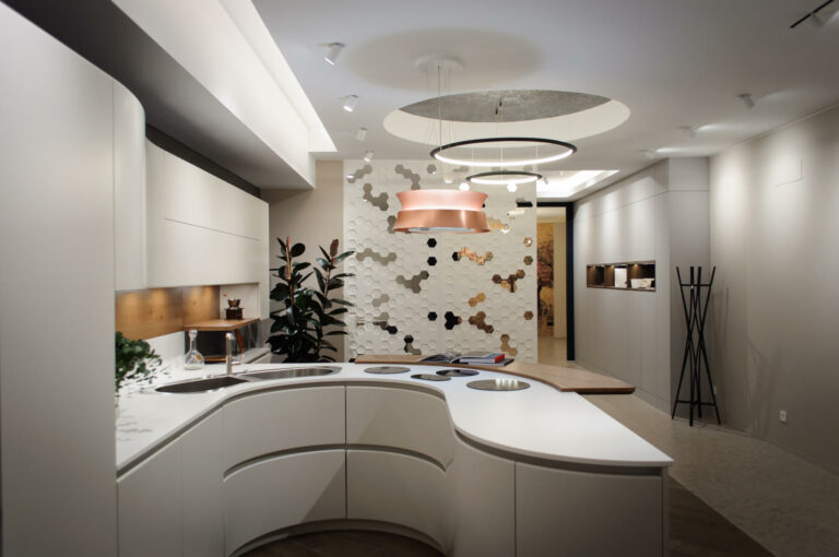 White kitchen with curved cabinets and a Silestone® worktop in a white colour called Et Statuario.