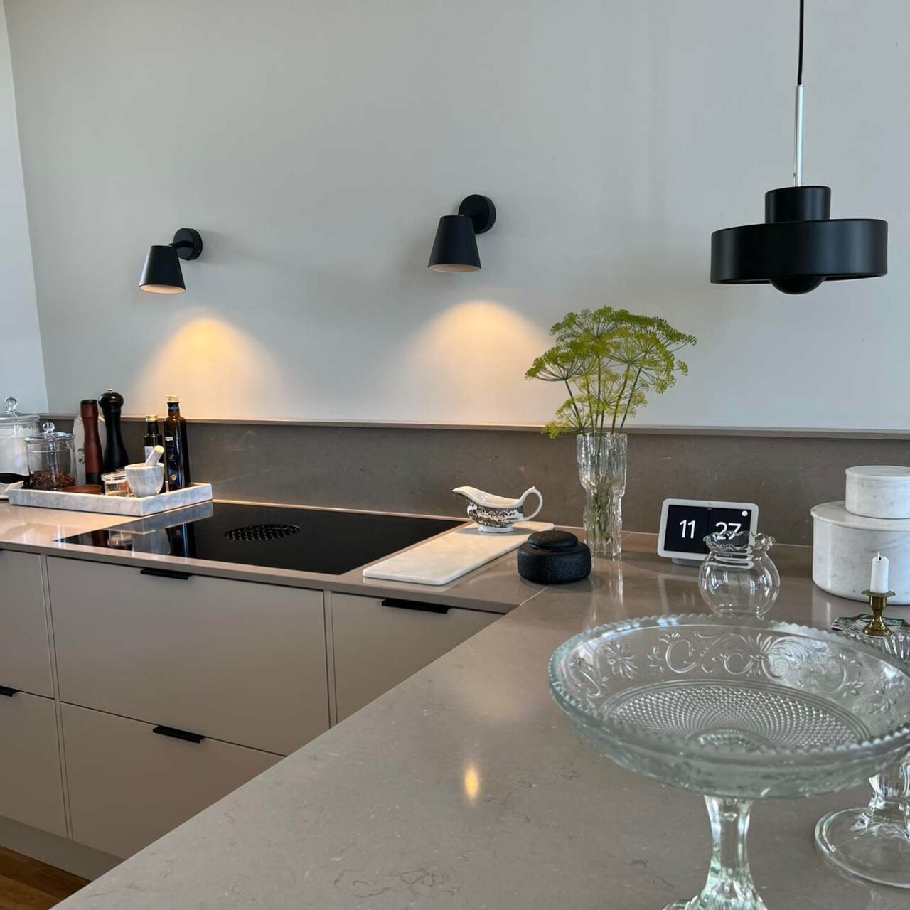White kitchen with brown worktop in Silestone® Coral Clay